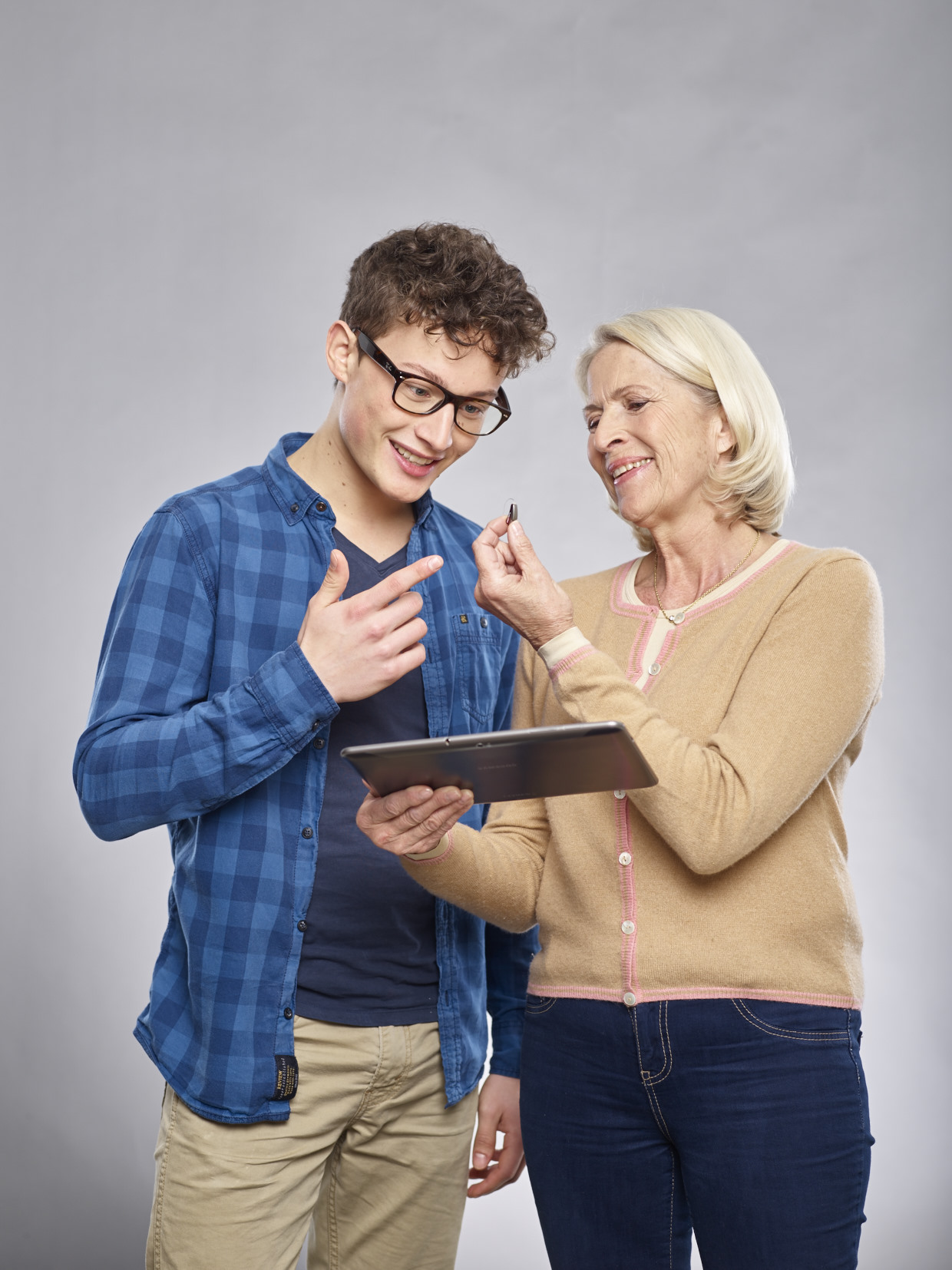 omi_enkel0801 Das Hörgerät von heute: Feinste Technik und hoher Nutzen für die Träger