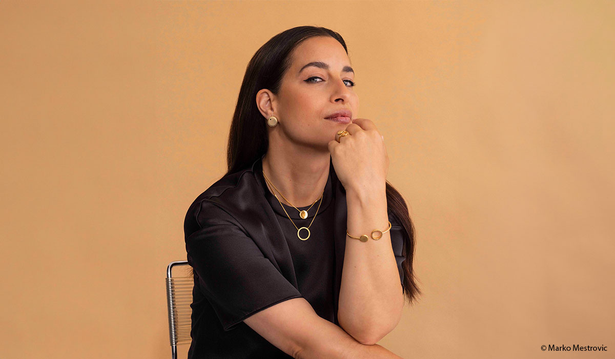 junge-Frau-stizt-auf-Stuhl-trägt-schmuck Ohrringe mal anders