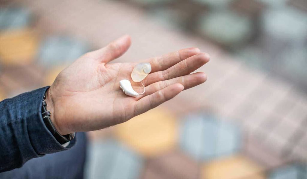 Hörgeräte richtig reinigen und pflegen