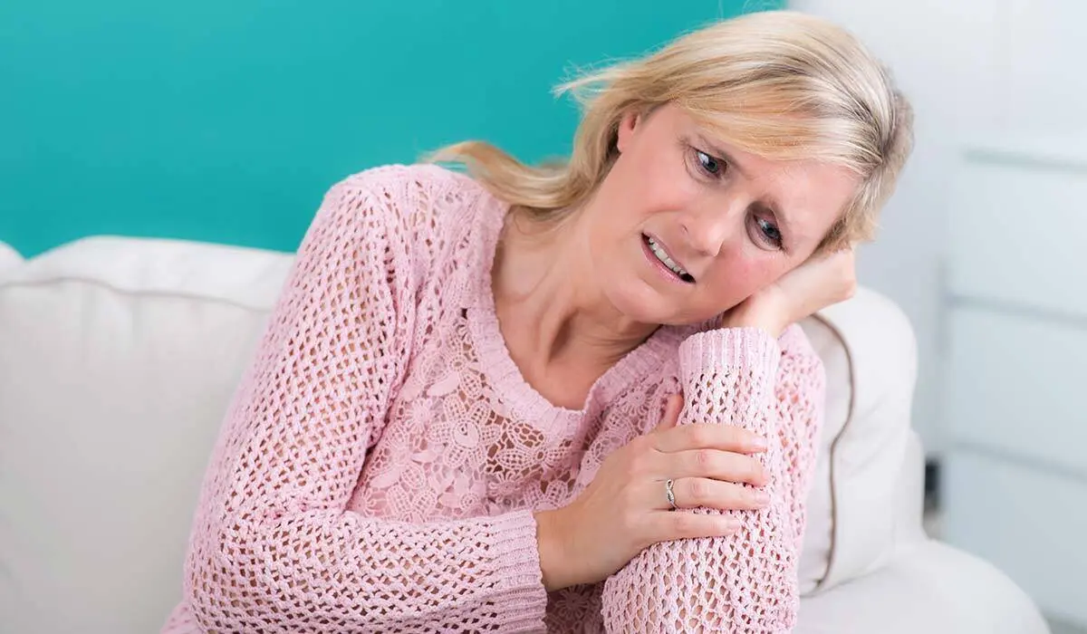 AdobeStock_99828413 Frau mit Schmerzen hält sich das Ohr