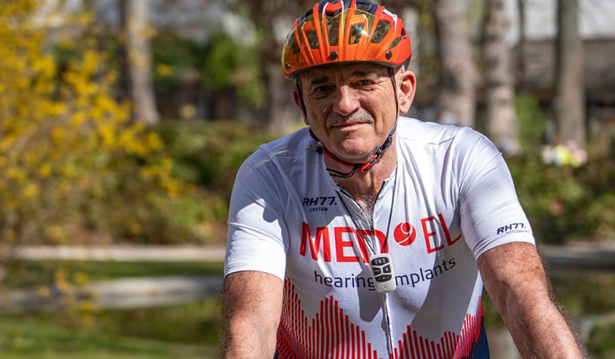 Max-Sailer-von-MED-EL-beim-Fahrrad-fahren Fahrradfahren mit Cochlea-Implantaten