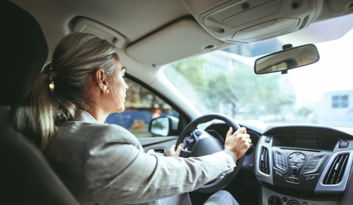 Aeltere-Frau-faehrt-Auto Ältere-Frau-fährt-Auto